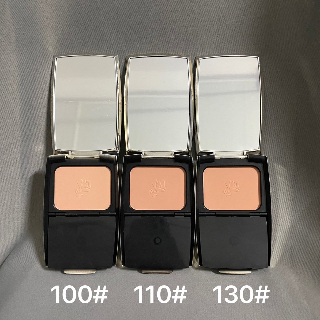 F $750/480LancômePó Compacto Absolue Premium BX da Lancôme 10g3 cores: 100#, 110#, 130#100# Branco porcelana / Adequado para pele mais clara110# Adequado para pele amarelada mais clara130# Adequado para pele natural / Tom mais quenteUma das coisas indispensáveis na bolsa é o pó compacto, usado para retoque e olhar no espelho.