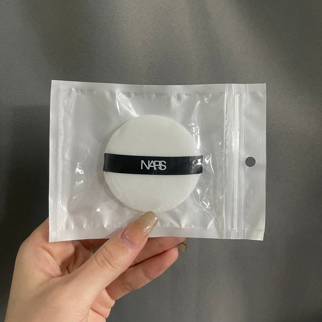 F $260/130Pó Compacto da Nars 10gPara fixar a maquiagem, controlar a oleosidade e criar um look natural transparente. O controle da oleosidade é ótimo e é um produto difícil de encontrar.